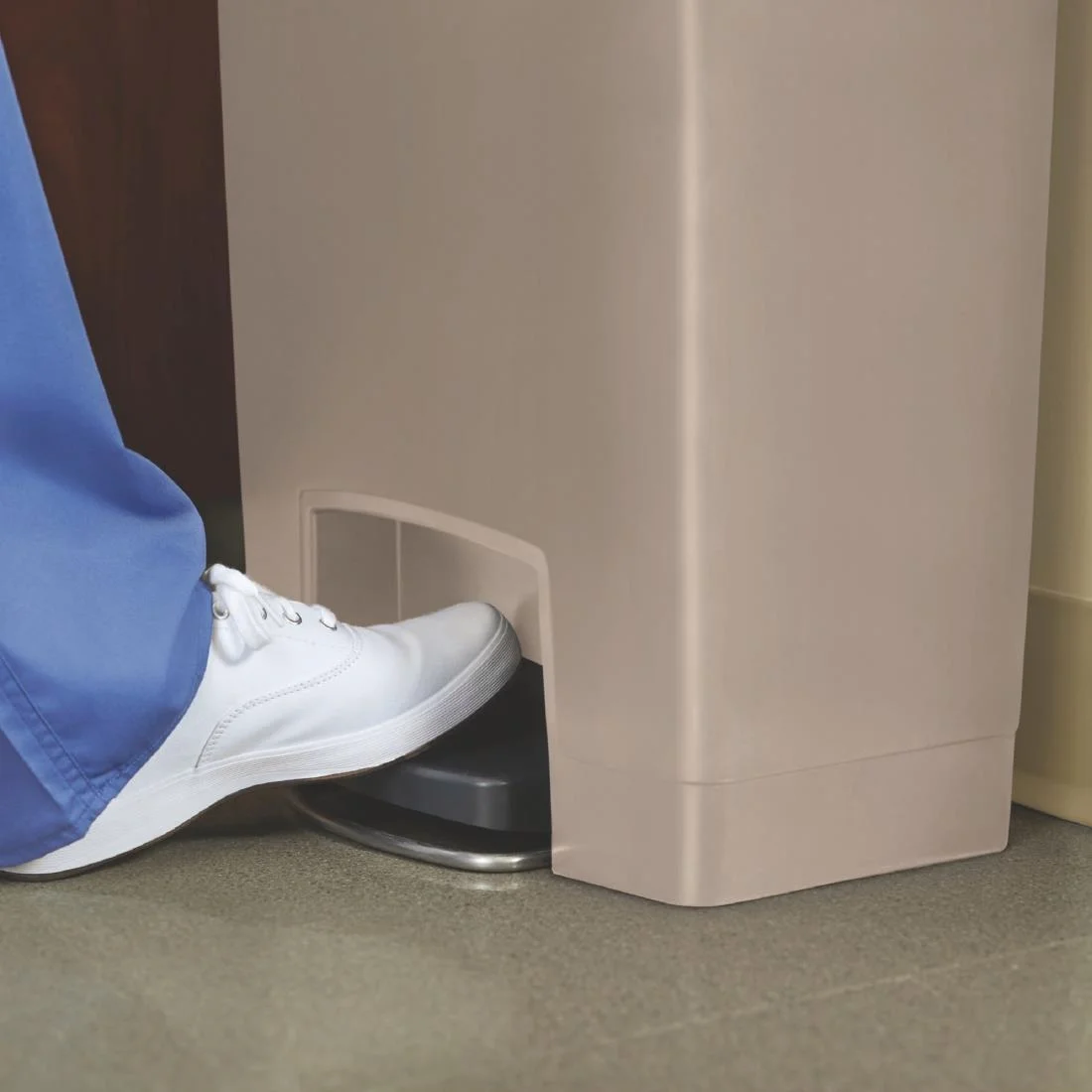 Rubbermaid Slim Jim Step on Front Pedal Beige 50Ltr - Image 4