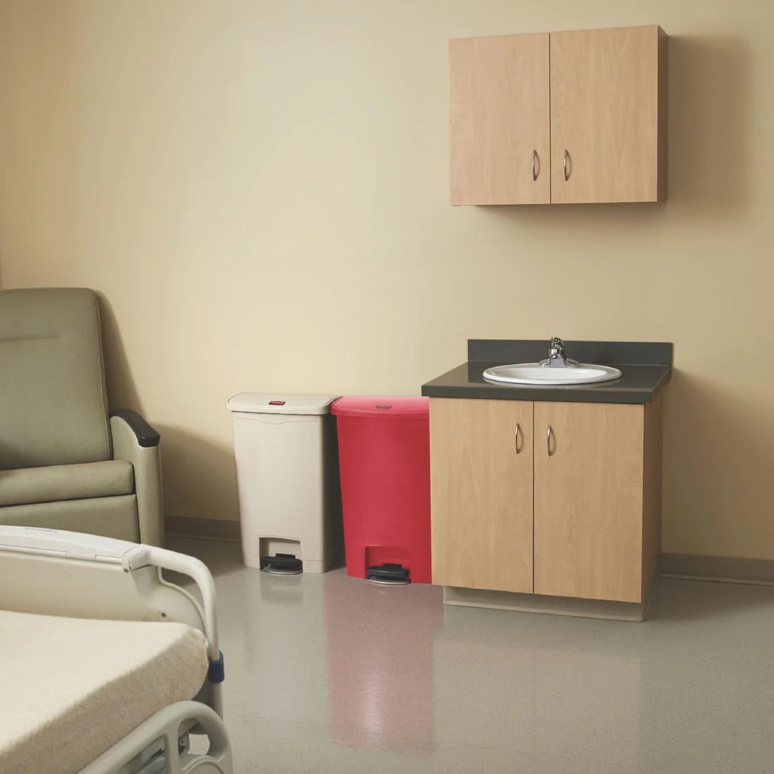 Rubbermaid Slim Jim Step on Front Pedal Beige 50Ltr - Image 6