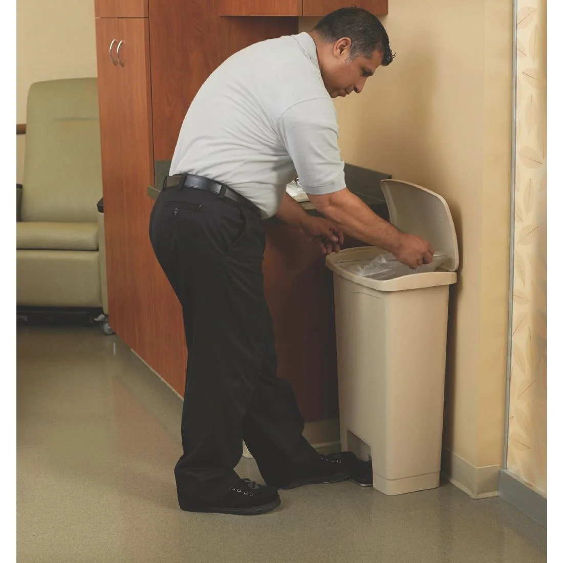 Rubbermaid Slim Jim Step on Front Pedal Beige 50Ltr - Image 7