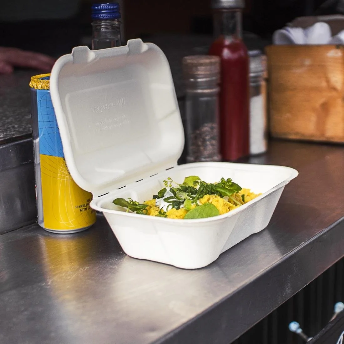 Vegware Compostable Bagasse Clamshell Hinged Meal Boxes 7"x 5" (500 Pack) - Image 4